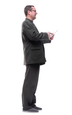 Yan görünüş. Dijital tabletle gülümseyen sıradan bir adam .