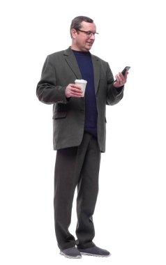 Akıllı telefonu ve kahvesi olan sıradan bir adam gülümsedi. .