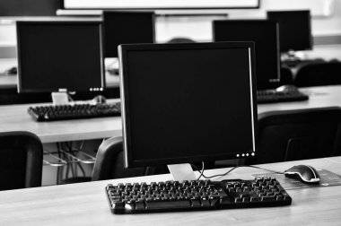 Masaların üzerinde bilgisayarlar olan sınıf