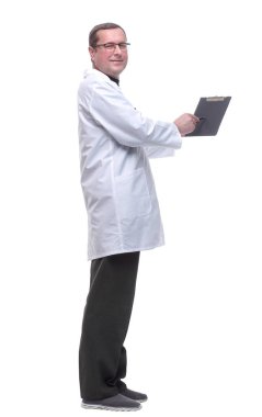 Doktor panodaki boşluğu işaret ediyor..