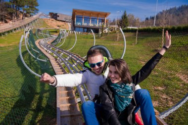 Alp trenine binen çift