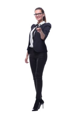 Tam gelişim. Hafif tişörtlü bir adam ileri doğru yürüyor..