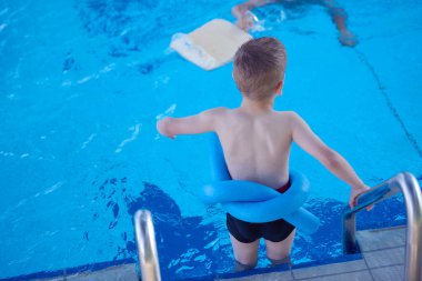 çocuk yüzme havuzunda