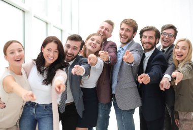 Bir grup başarılı genç seni işaret ediyor.