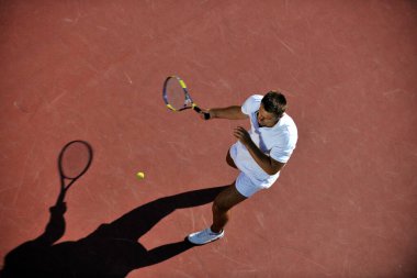 Genç adam tenis oynuyor