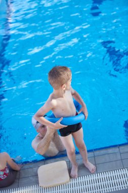 çocuk yüzme havuzunda