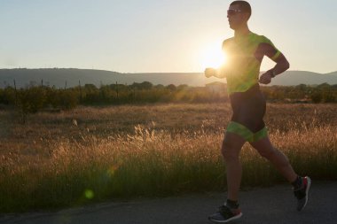 Sabah antrenmanında koşan triatlon atleti