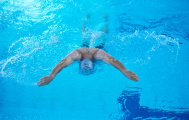 Kapalı yüzme havuzunda yüzücü egzersizi