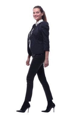 Tam gelişim. Hafif tişörtlü bir adam ileri doğru yürüyor..