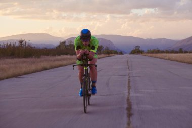 Bisiklet süren triatlon sporcusu