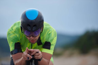 triatlon sporcusu bisiklet sürüyor