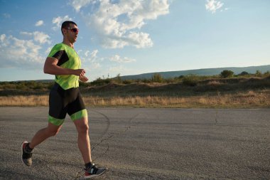 Sabah antrenmanında koşan triatlon atleti