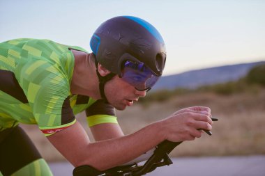 Bisiklet süren triatlon sporcusu