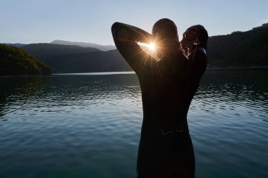 triatlon atleti gölde yüzme antrenmanına başladı