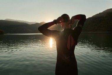 triatlon atleti gölde yüzme antrenmanına başladı