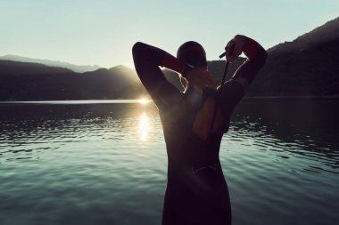 triatlon atleti gölde yüzme antrenmanına başladı