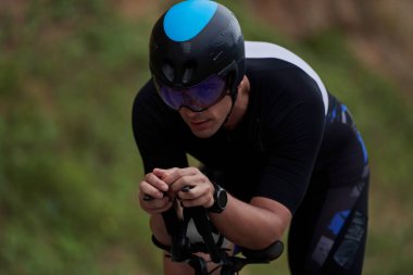 Siyah giysili bir triatlon atleti