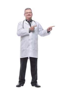 tıbbi doktor stetoskop ile gülümseyerek. Beyaz arka plan üzerinde izole