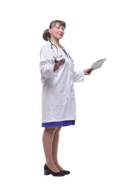 Güzel bayan doktor elinde bir pano beyaz arka planda izole bir şekilde gülümsüyor..