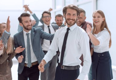 Mutlu bir çalışan grubu liderlerini tebrik ediyor.