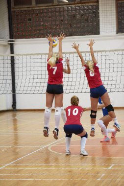 Voleybol oynayan genç sporcu kadınlar