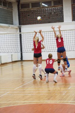 Voleybol oynayan genç sporcu kadınlar