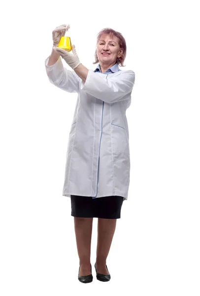 带着实验室瓶的女医生 在白色的树上被隔离 — 图库照片