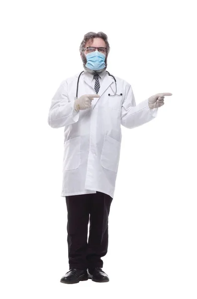戴着防护面罩的医生治疗师 在白色的树上被隔离 — 图库照片
