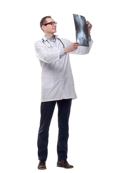 Doctor Atento Con Una Radiografía Del Paciente Aislado — Foto de Stock
