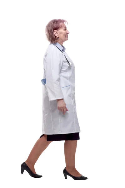 Allvarlig Kvinna Läkare Skyndar Till Patienten Isolerad Vit — Stockfoto