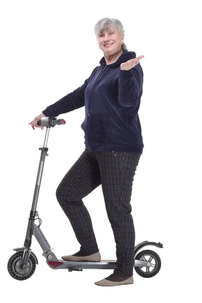 Leende Äldre Kvinna Med Elektrisk Skoter Tittar Dig — Stockfoto