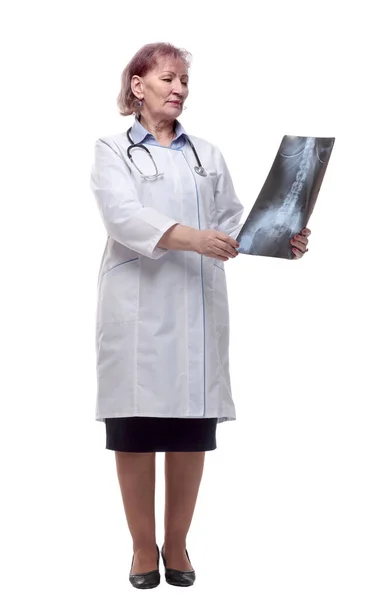 Röntgen Çektiren Kadın Doktor Bir Beyaz Üzerinde Izole — Stok fotoğraf