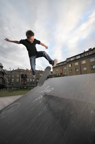 Pojke Tränar Skridsko Skatepark — Stockfoto