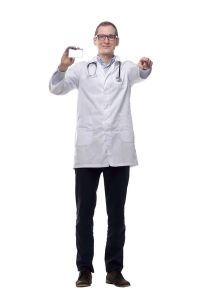 Ειδικευμένος Γιατρός Που Δείχνει Την Κάρτα Επισκέψεώς Του Απομονωμένο Λευκό — Φωτογραφία Αρχείου