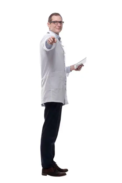 Orvos Terapeuta Egy Digitális Tabletta Fehér Alapon Elkülönítve — Stock Fotó