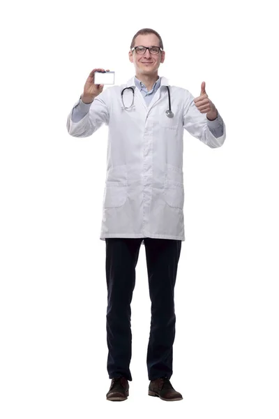 Ειδικευμένος Γιατρός Που Δείχνει Την Κάρτα Επισκέψεώς Του Απομονωμένο Λευκό — Φωτογραφία Αρχείου