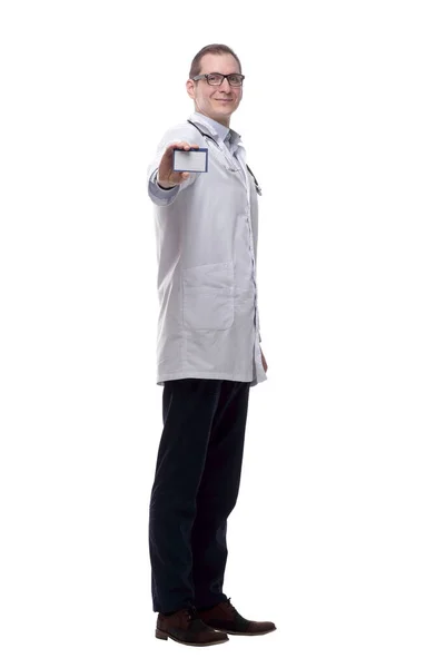 Médico Qualificado Mostrando Seu Cartão Visita Isolado Branco — Fotografia de Stock