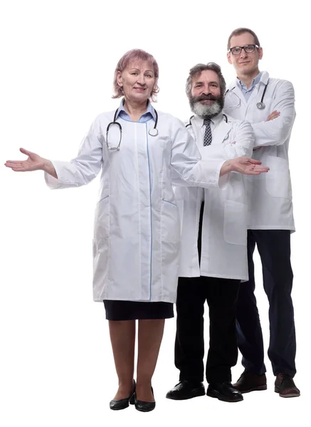 一緒に立っている資格のある医師のグループ 隔離された — ストック写真