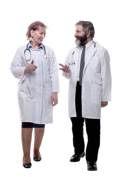 Усміхнені Медичні Колеги Йдуть Разом Ізольовані Білому — стокове фото