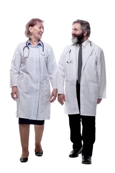 Gülümseyen Tıp Arkadaşları Birlikte Yürüyorlar Bir Beyaz Üzerinde Izole — Stok fotoğraf