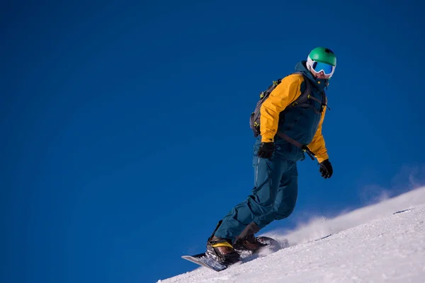 Snowboarder Descendant Pente Monter Style Libre — Photo