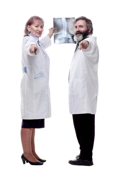 Медичні Колеги Які Дивляться Рентгенівський Знімок Ізольовані Білому — стокове фото