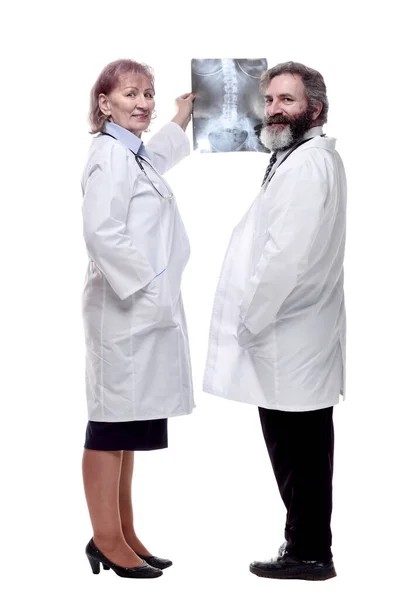 Медичні Колеги Які Дивляться Рентгенівський Знімок Ізольовані Білому — стокове фото