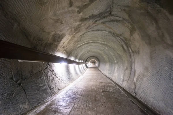 歩行者用の地下トンネル — ストック写真