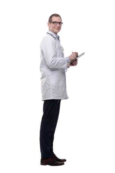 Médico Qualificado Com Uma Prancheta Apontando Para Você Isolado — Fotografia de Stock