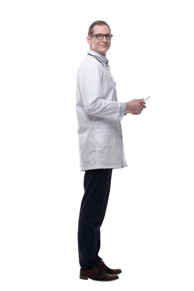 Γιατρός Θεραπευτής Χρησιμοποιώντας Ένα Ψηφιακό Δισκίο Απομονωμένο Λευκό — Φωτογραφία Αρχείου