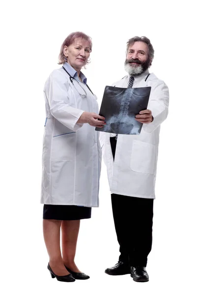 Colegas Médicos Discutiendo Radiografía Aislado Blanco — Foto de Stock