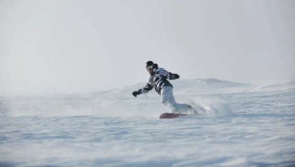 Freestyle Snowboarder Salto Passeio — Fotografia de Stock