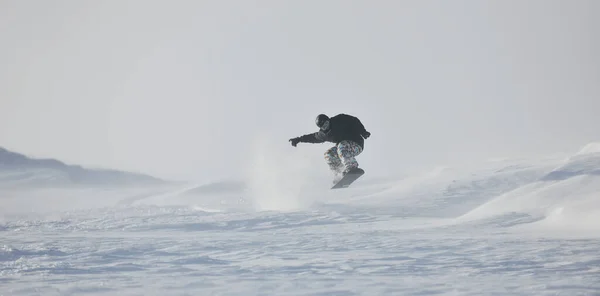 Freestyle Snowboarder Saltar Montar — Foto de Stock