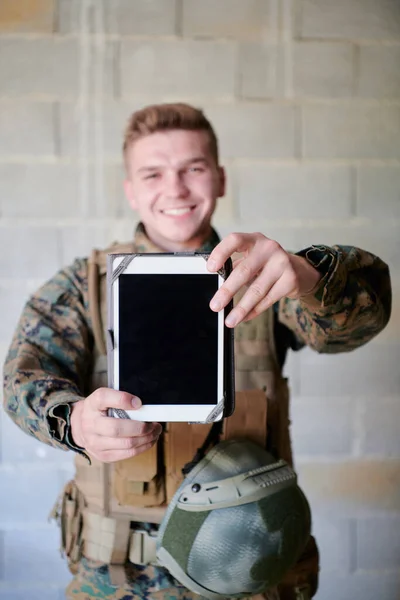 Tablet Bilgisayar Kullanarak Asker — Stok fotoğraf